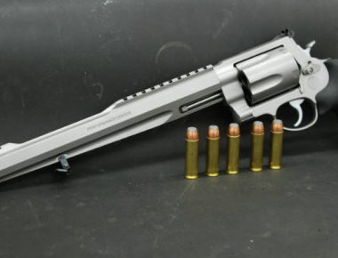 Ενα από τα πιο ισχυρά περίστροφα του κόσμου εναντίον αλεξίσφαιρου γιλέκου! (βίντεο)